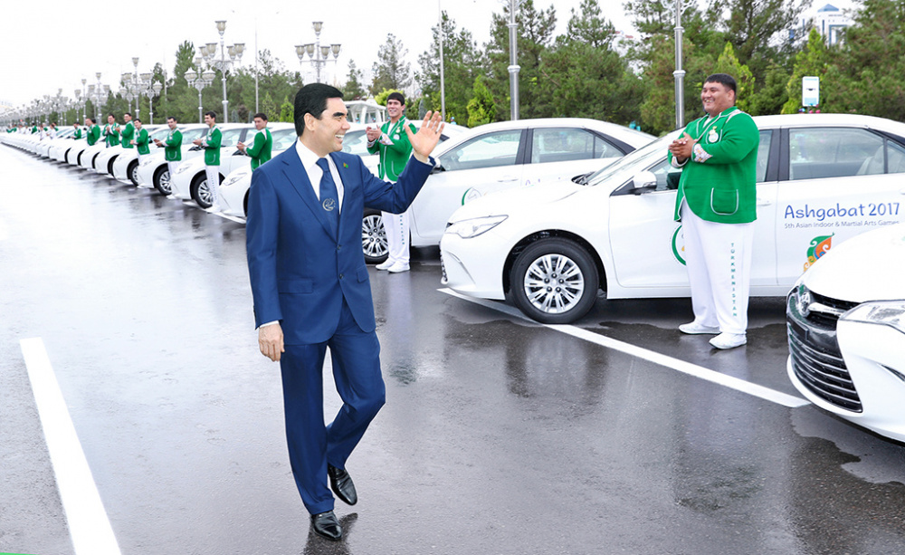 Ничего себе! Президенту Туркменистана подарили золотой велосипед