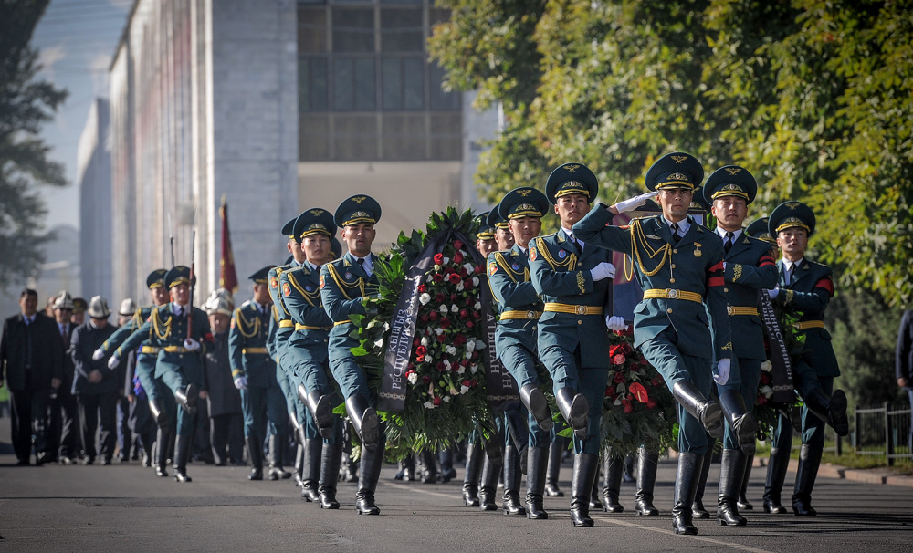 Скорбим. Как прошли похороны вице-премьер-министру Джумакадырова. Фото