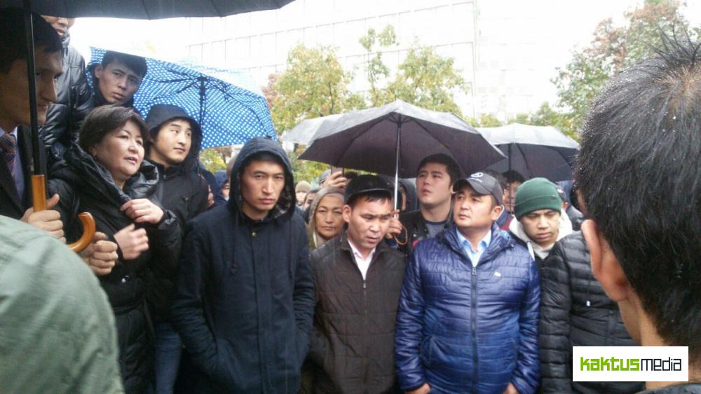 В Москве кыргызстанцы не могут проголосовать на выборах (Фото, видео)