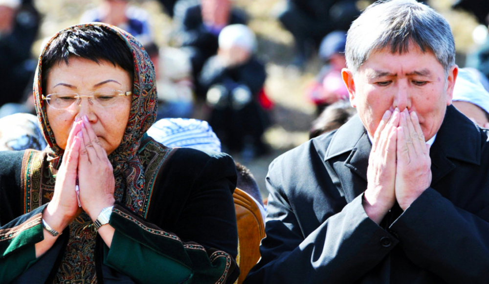 Роза Отунбаева и Алмазбек Атамбаев, 7 апреля 2011 г. © AFP