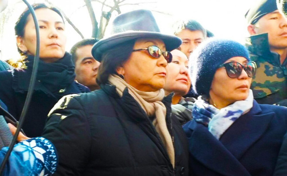 Роза Отунбаева на митинге после ареста 26 февраля 2017 года Омурбека Текебаева