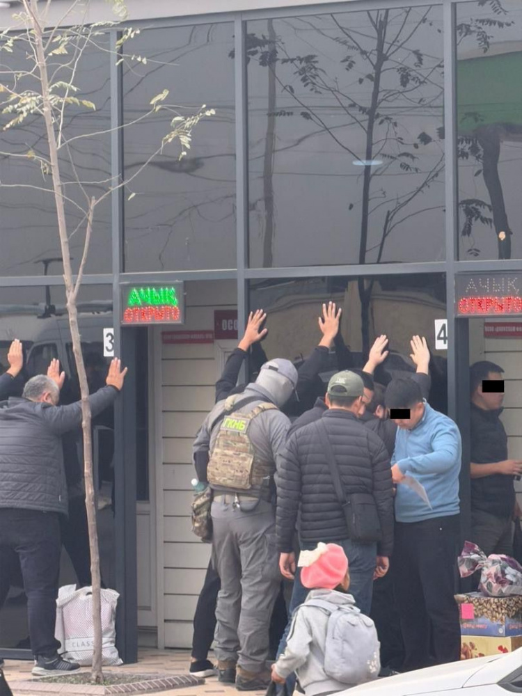 ГКНБ провел массовые обыски в обменных пунктах на КПП "Достук - Автодорожный" (видео)