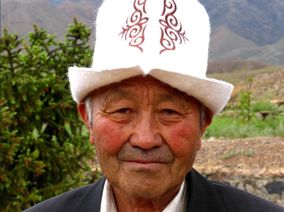 Юр лица киргизия. Национальный головной убор киргизов. Калпак Монголия. Киргизская шляпа. Киргизская шапка.