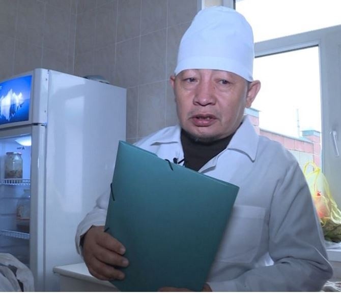 Лекарь из Киргизия. Балхаш врач Батталов Курал фото. Клиника знахарь