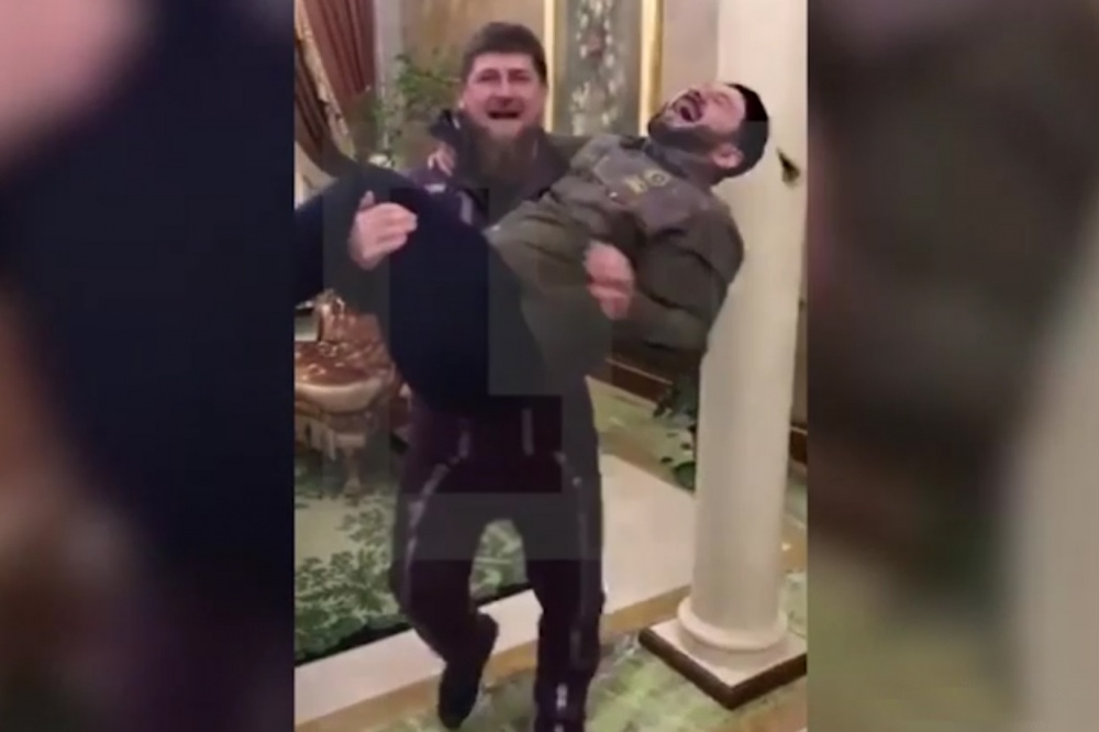 Галустян пародировал. Галустян чеченец. Рамзан Кадыров и Галустян. Галустян на руках у Кадырова.