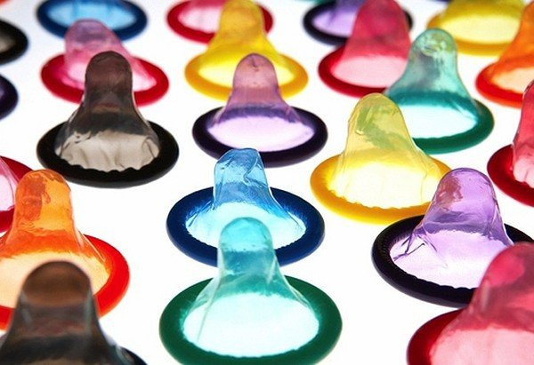 «Потренируйся надевать его одной рукой» и другие советы подросткам о презервативах