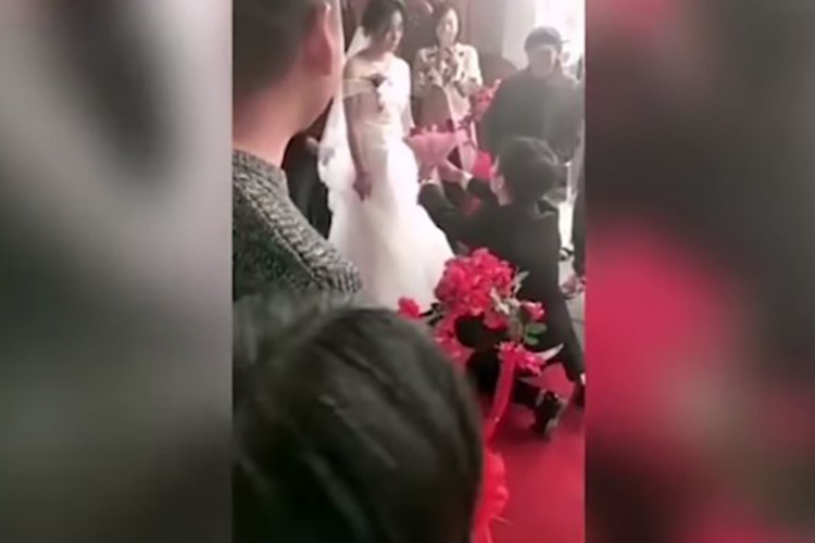 Невеста отказывает жениху.
