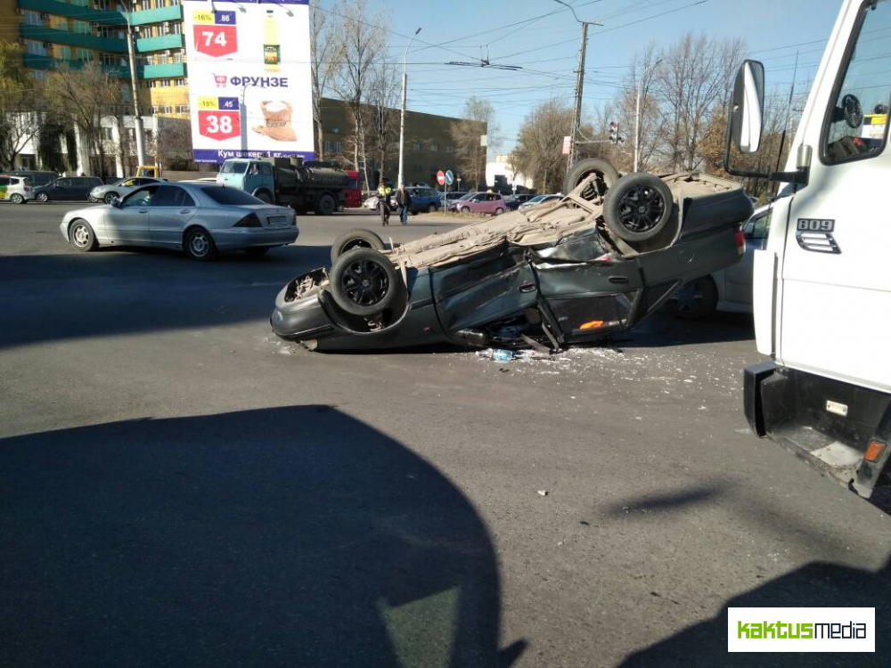 В Бишкеке снова ДТП. От удара авто перевернулось (фото и видео)