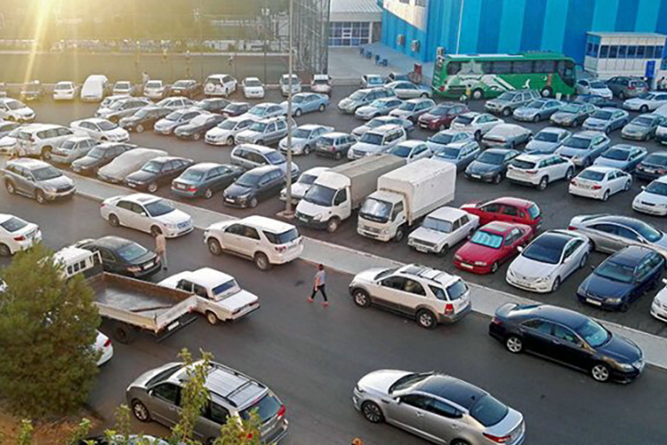 С 1 января в Туркменистане запрещены автомобили черного цвета. Почему?