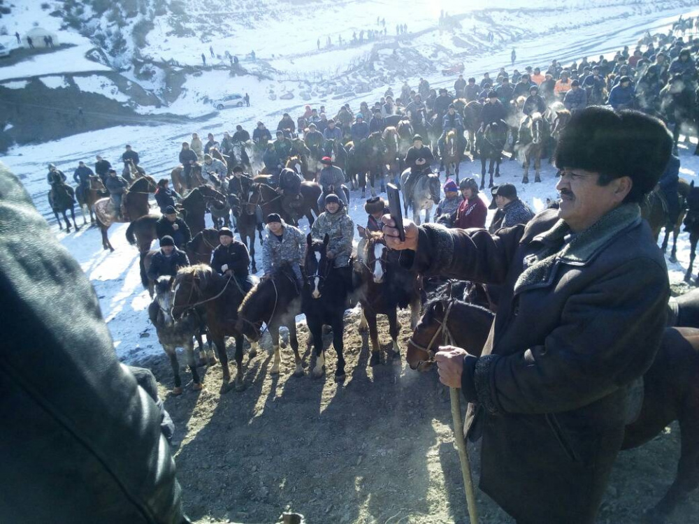 Ого! Кыргызстанец устроил кок-бору на 600 всадников в честь обрезания сына