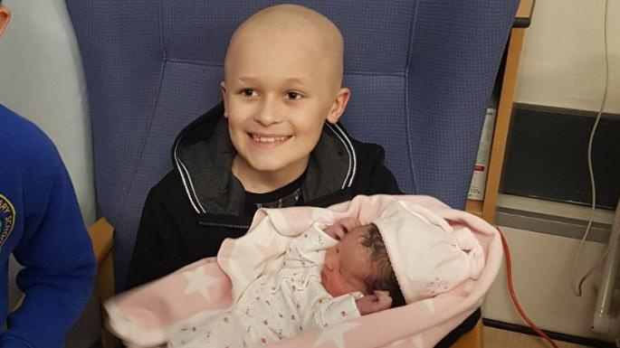 В Британии больной раком мальчик дождался рождения сестренки и умер