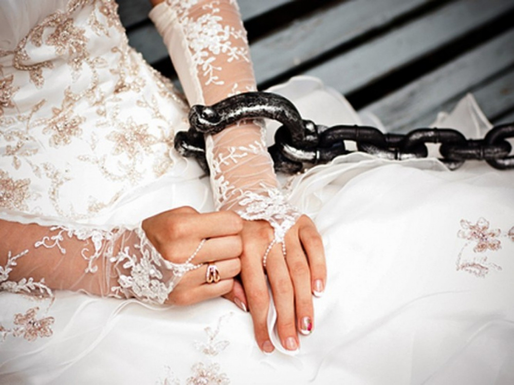 Заставить девушку выйти замуж. Невеста в наручниках. Связанная невеста. Невеста в кандалах. Невеста на цепи.