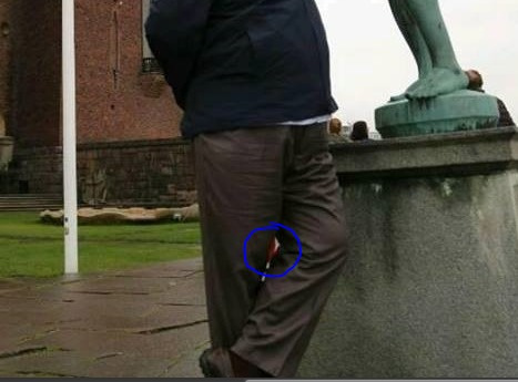Неприличное фото Чубак ажы возле статуи. Фотошоп?