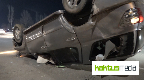 В Бишкеке водитель Toyota Sequoia подрезал ВАЗ и опрокинулся (фото, видео)