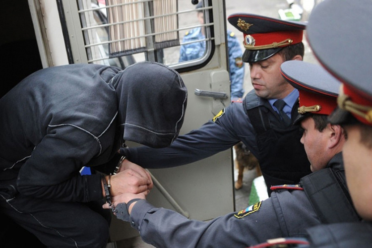 В России двое молодых кыргызстанцев напали на полицейского. Пытались убежать от него