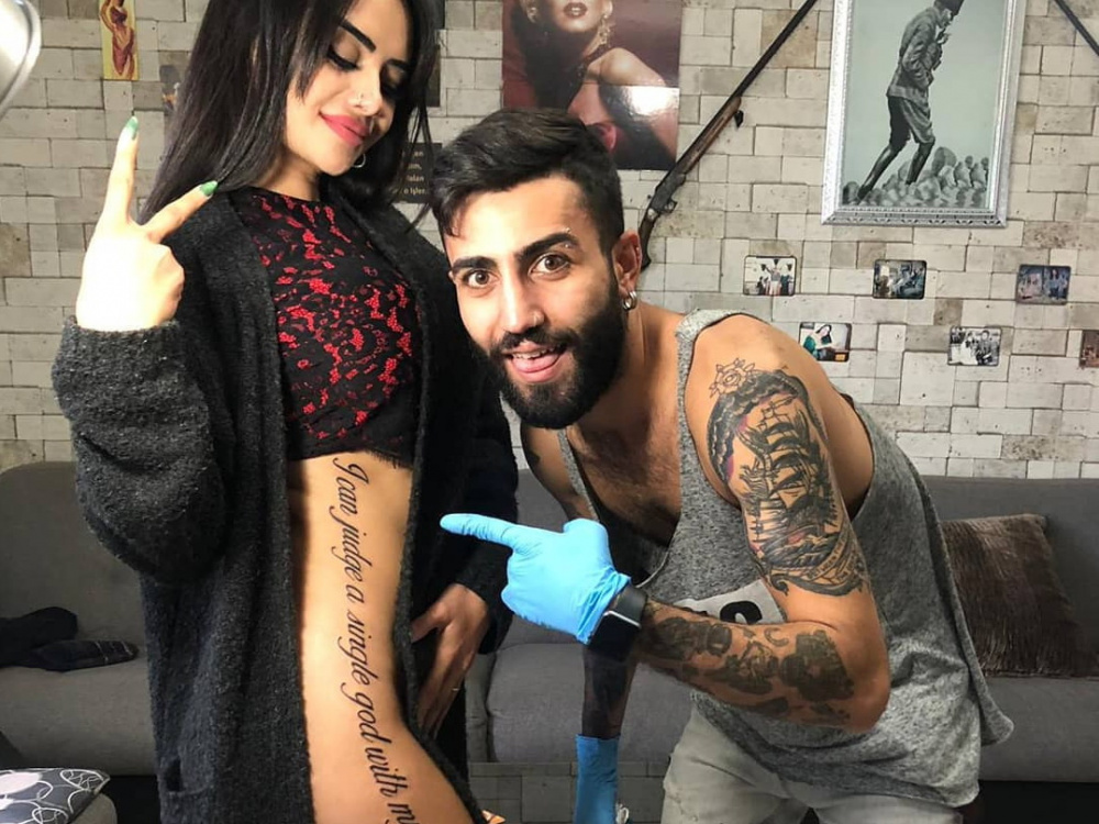 Благодаря татуировке с нелепыми ошибками девушка стала мировой звездой