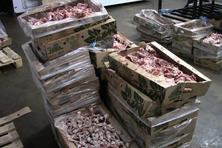 В России 27-летний кыргызстанец продавал людям просроченное мясо. Его наказали