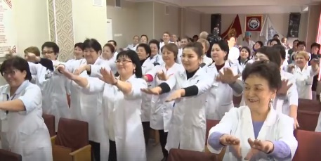 Теперь и врачи бишкекской поликлиники станцевали на работе. Видео