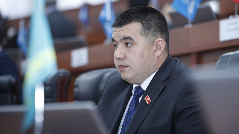 Ходит ли депутат Жогорку Кенеша Урмат Самаев на работу и что говорит о перестрелке на КПП?