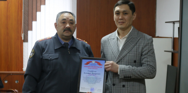 В Бишкеке ограбили иностранцев. Прохожий задержал одного из нападавших и получил награду
