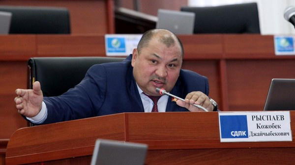 Депутат Рыспаев: Летом продаем электроэнергию по 1,3 сома, а зимой покупаем по 6 сомов