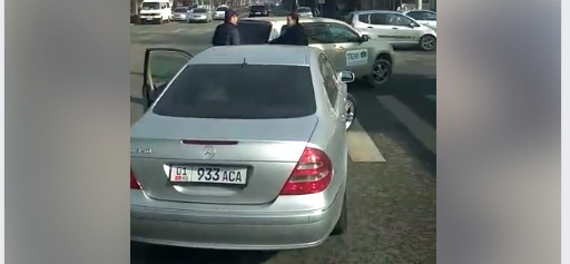ГУВД: Водитель, избивший пожилого водителя другого авто, задержан. Видео