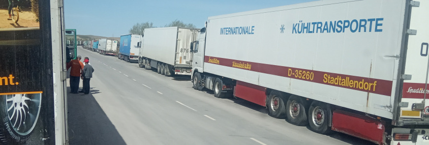 На границе с Казахстаном скопилось около 150 грузовиков