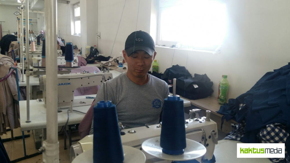 Альтернатива миграции. Мужчины в Кыргызстане взялись шить одежду в швейных цехах