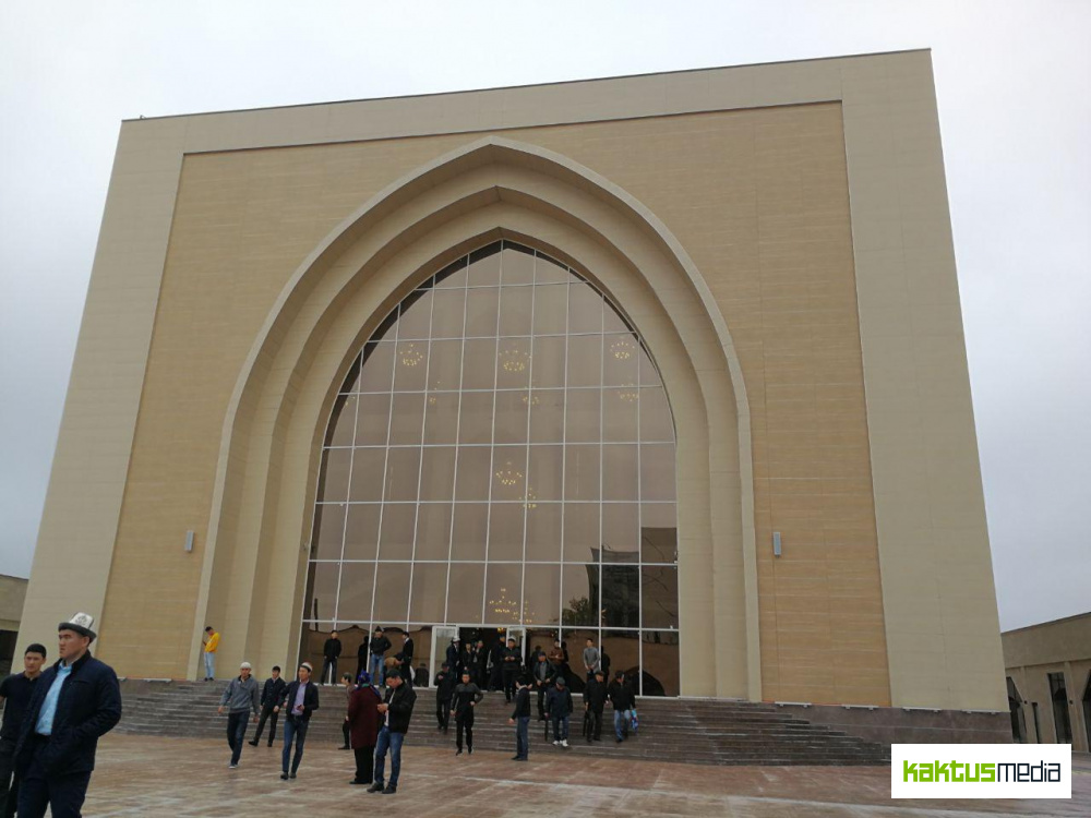 Алмазбек Атамбаев открывает мечеть в Бишкеке. Он отдал под строительство свой участок