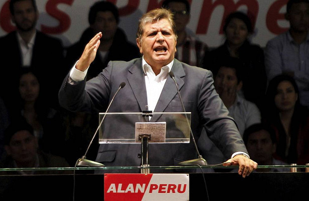 Его обвиняли в коррупции. Бывший президент Перу покончил с собой при задержании