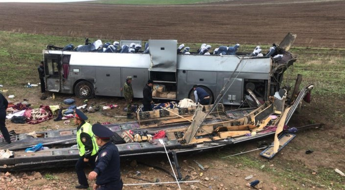 На юге Казахстана в результате ДТП опрокинулся пассажирский автобус. Погибли 11 человек