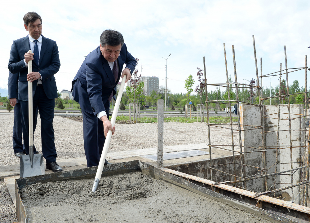 Фото дня: Жээнбеков и Суракматов заложили основу нового парка. Махали лопатами в костюмах