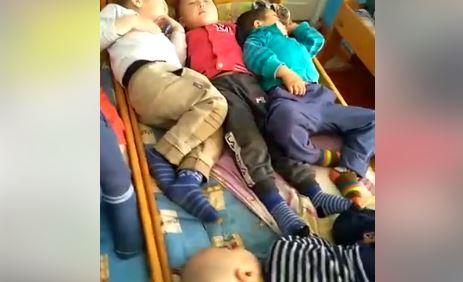 В детском саду дети спят по четверо в кроватке. Это действительно в Бишкеке