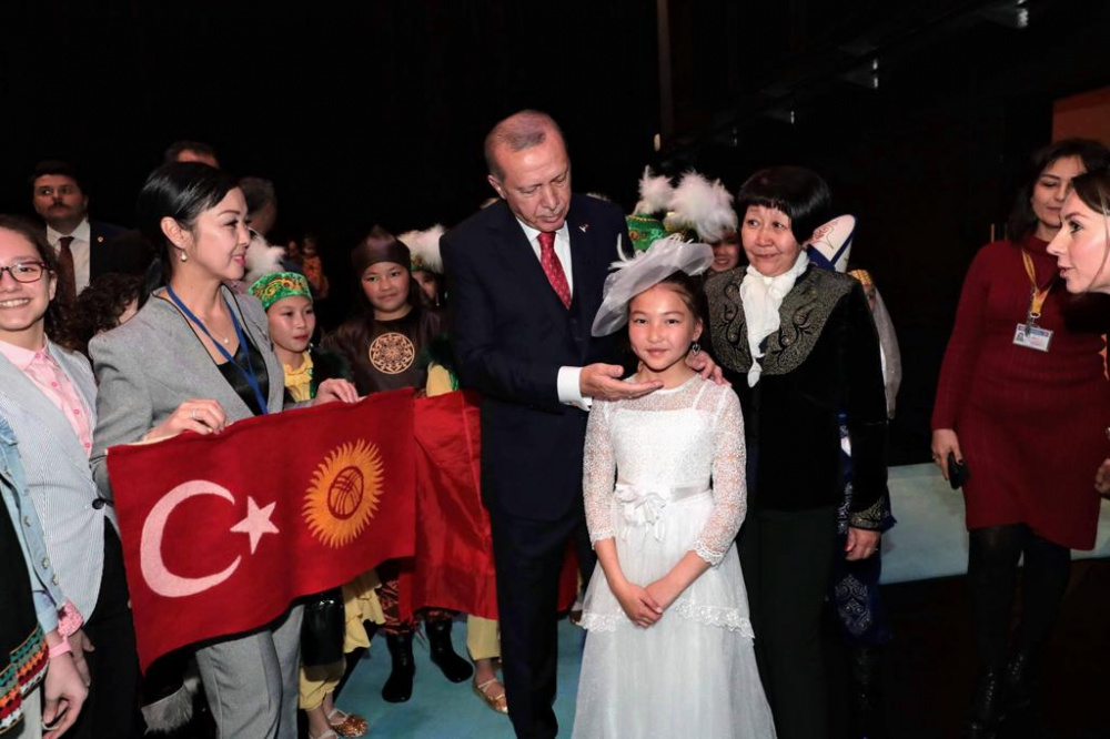 Реджеп Эрдоган спел вместе с девочкой из Кыргызстана в ходе детского фестиваля. Видео