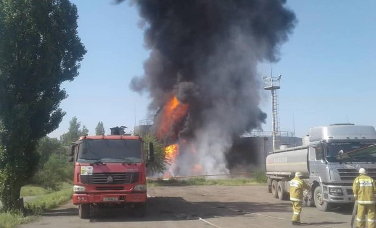 Пожар на нефтебазе в Джалал-Абаде: эвакуированы 2 000 жителей, есть пострадавшие