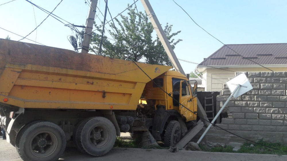 В Бишкеке произошло ДТП с участием КамАЗа и грузовика. Они снесли столб