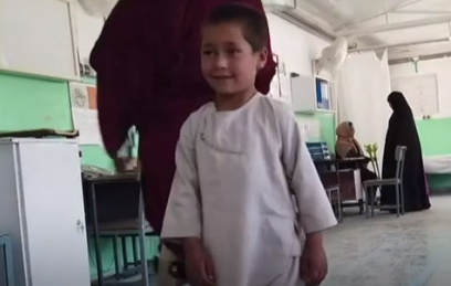 Афганский мальчик станцевал на протезе и стал звездой интернета. Видео