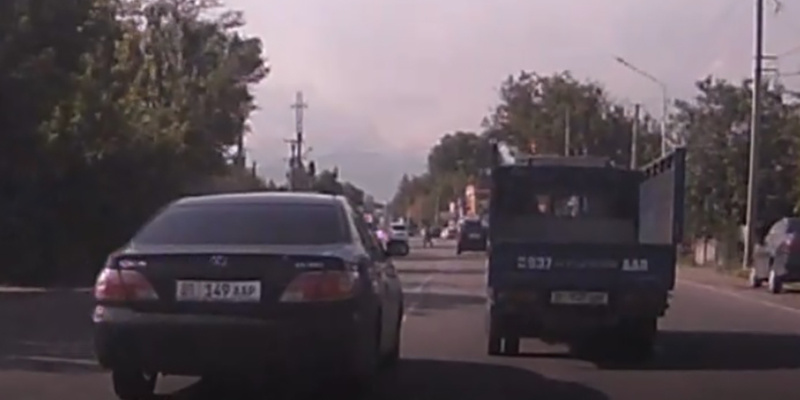 Call-центр: в Бишкеке водитель Lexus нарушил несколько правил и чуть не спровоцировал ДТП