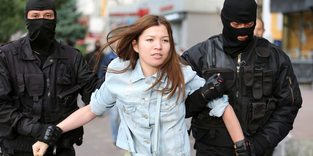 В Алматы полиция задержала около 100 человек