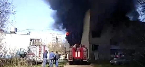 В центре Бишкека горит мебельный цех. Фото