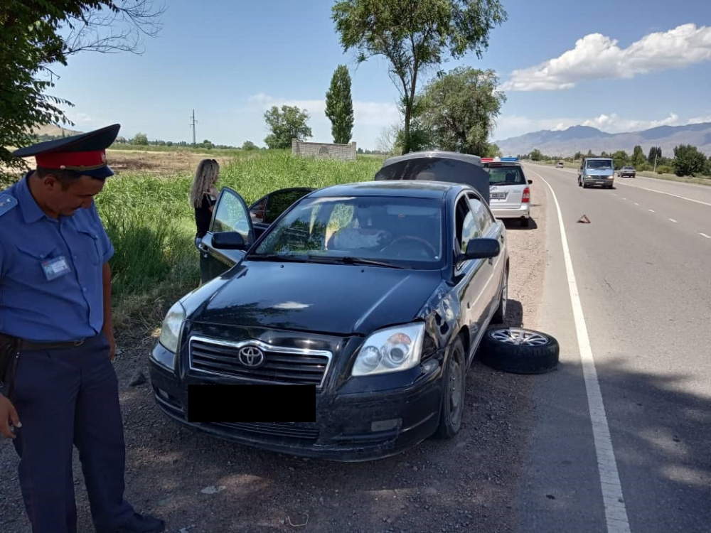 У казахстанцев сломалась машина по дороге на Иссык-Куль. Милиционеры помогли гостям (фото)