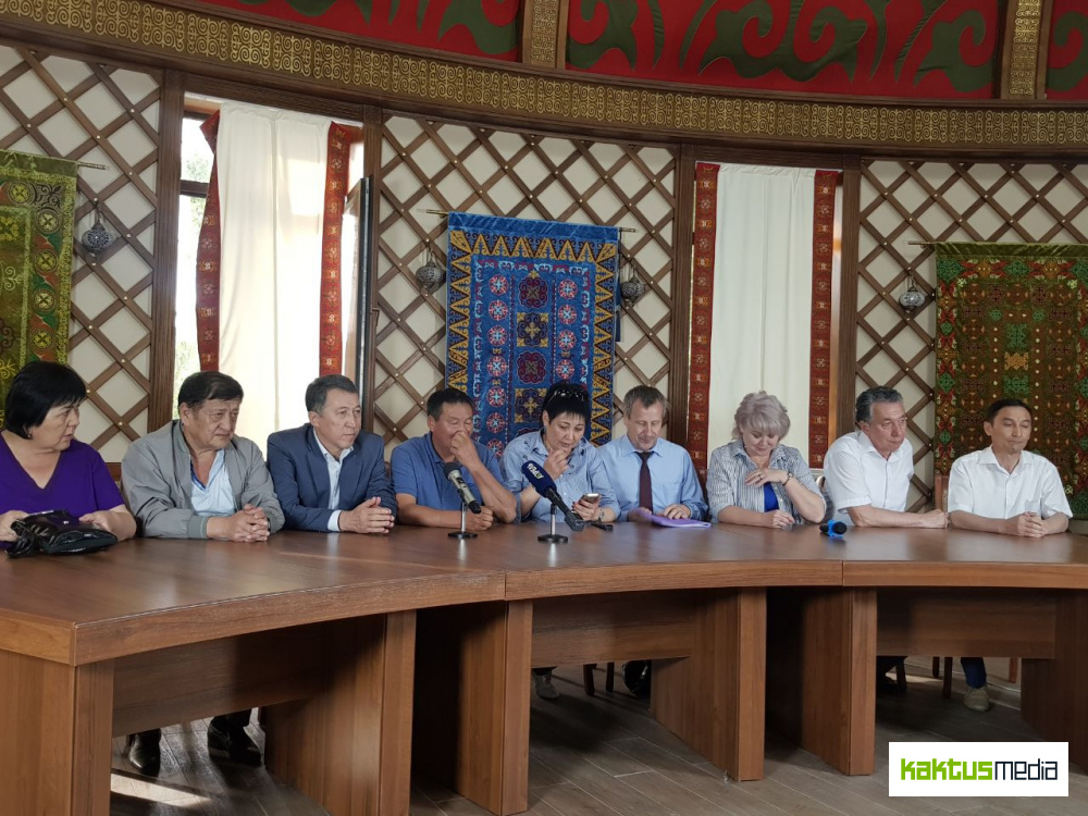 Пресс-конференция соратников Атамбаева о лишении статуса экс-президента