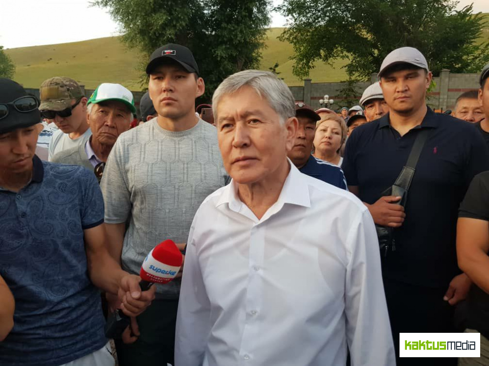 Атамбаев: У меня есть наградное оружие, и я буду отстреливаться