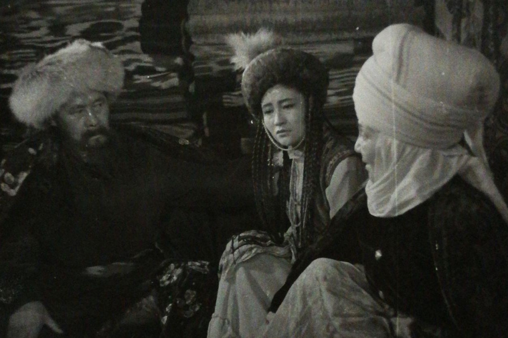 Таттыбубу турсунбаева. Советские киргизские актрисы. Таттыбюбю Турсунбаева. Таттыбубу Турсунбаева болот Бейшеналиев.
