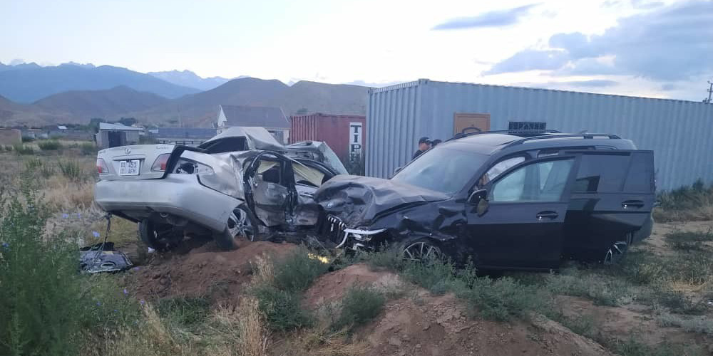 Страшная авария недалеко от Чолпон-Аты: столкнулись BMW и Lexus. Есть погибшие