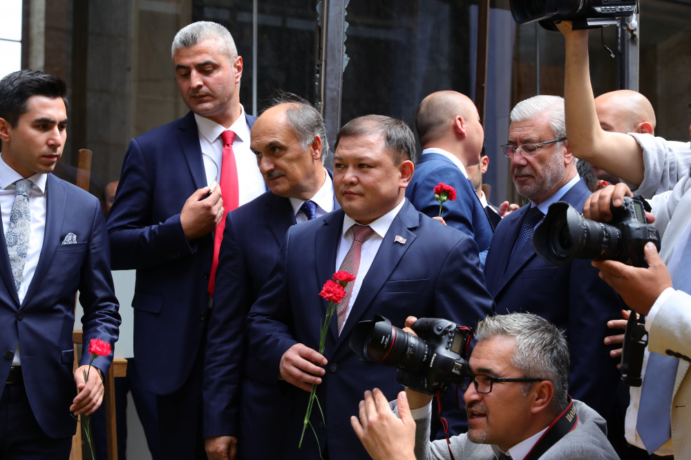 Кыргызские депутаты почтили память жертв событий 15 июля в Турции