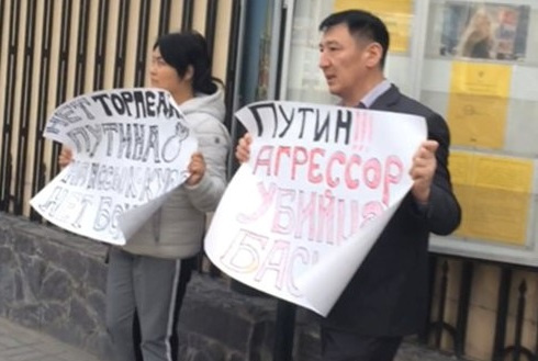 Дело против семейной пары, устроившей пикет у посольства России, прекратили