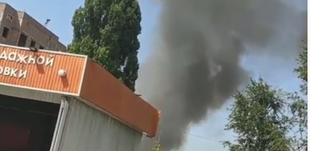 На востоке Бишкека горит мебельный цех. Видео