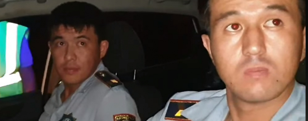 Казахский активист отчитал сотрудника полиции, остановившего машину с российскими номерами