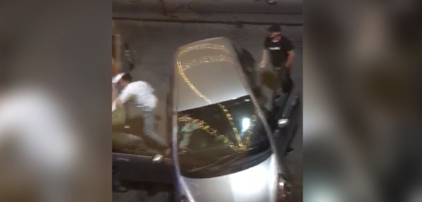В Бишкеке охранники известного бара избили посетителей. Видео